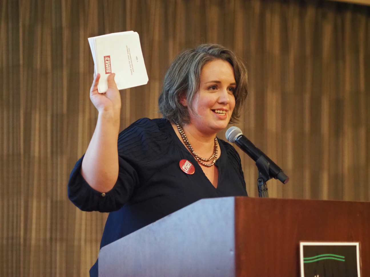 Jessa Lewis speaking at the autumn meeting of the Washington State Democrats