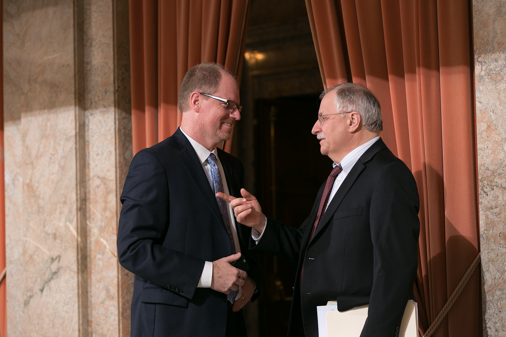 Speaker Frank Chopp confers with Republican Leader Dan Kristiansen