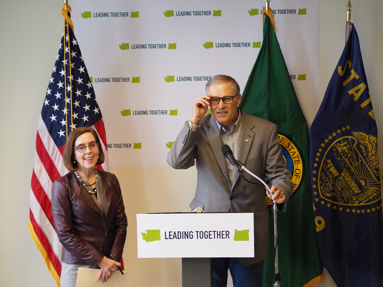 Governors Jay Inslee and Kate Brown at a press conference