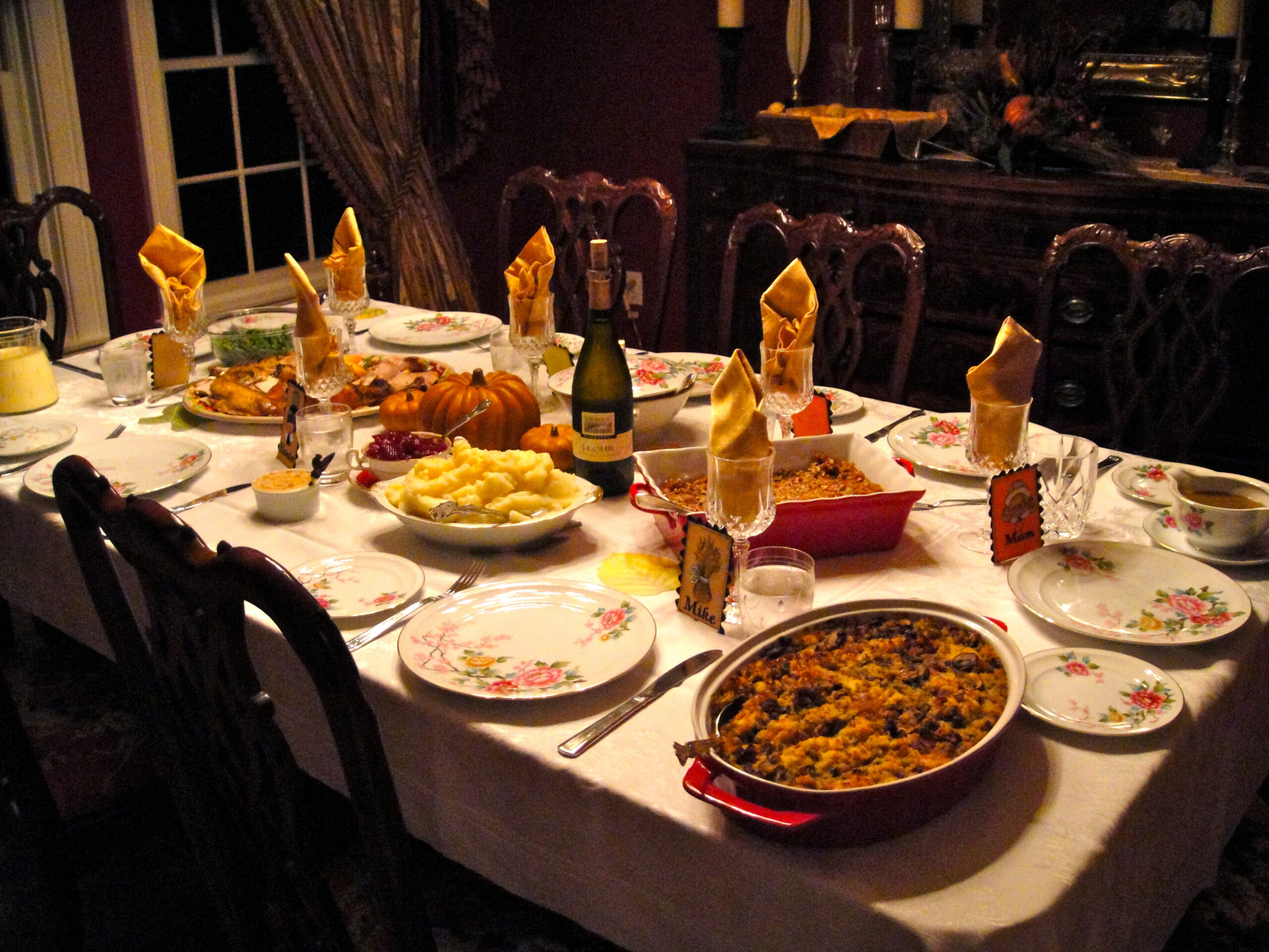 Накрытый стол ужин. Шикарный праздничный стол. Домашний стол с едой. Шикарный стол. Сервировка стола с блюдами.