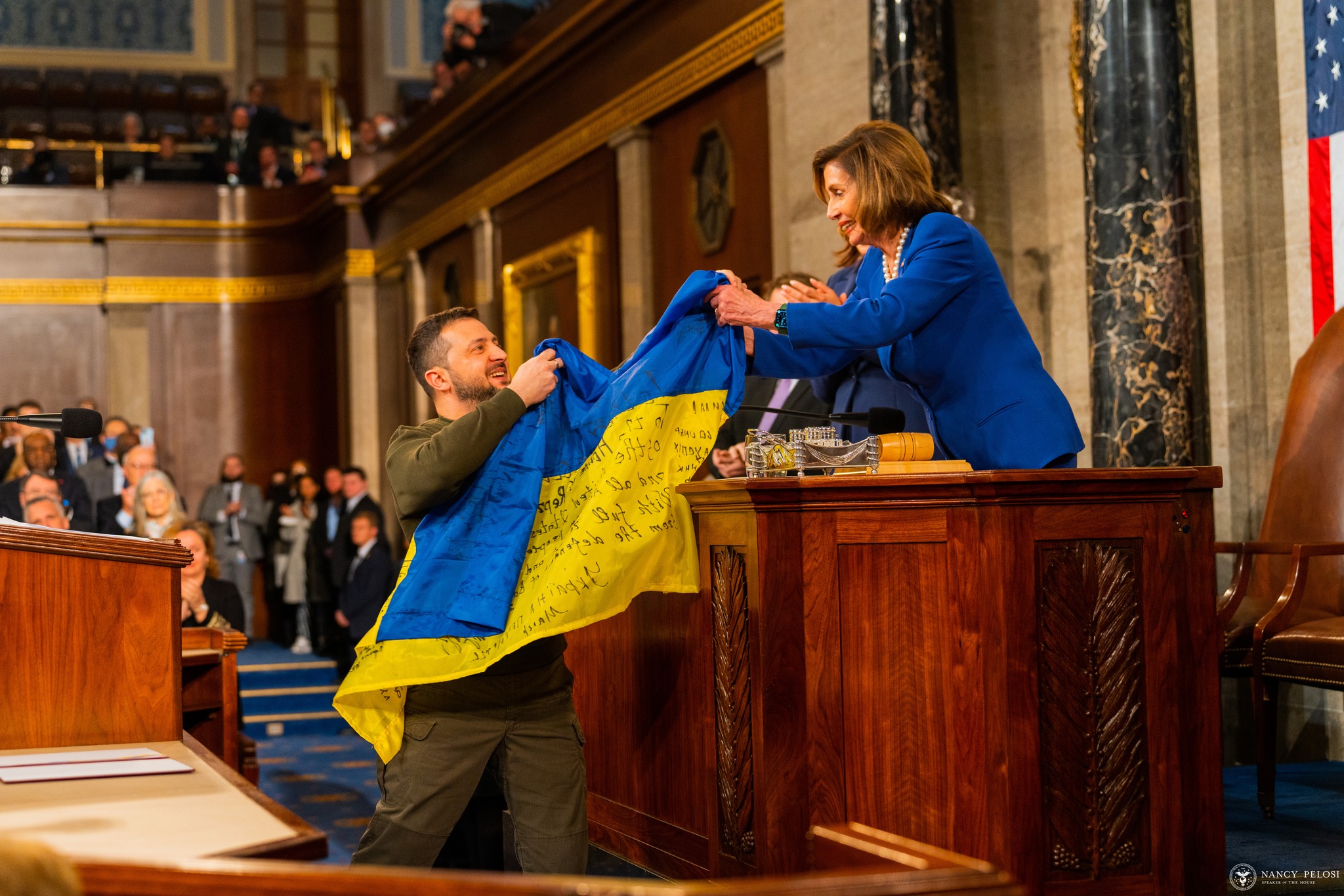 Zelenskyy presents Pelosi and Harris with a flag