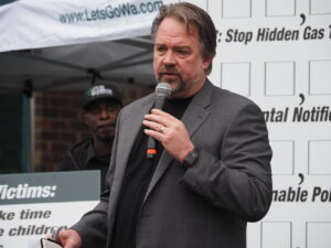 Right wing millionaire Brian Heywood speaking at a signature turn-in event