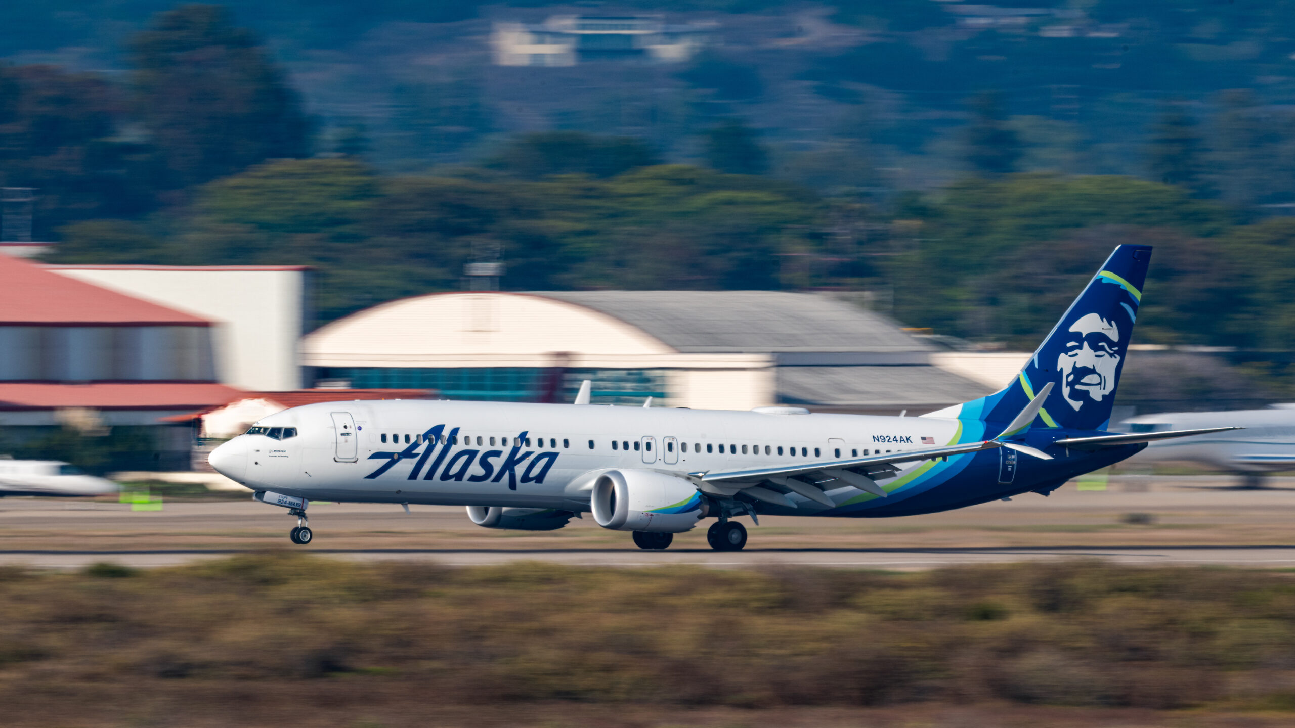 An Alaska Airlines MAX-9 jet